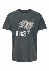 Šedé bavlněné tričko s grafikou vlajky Buccaneers, na které je lebka a meče, a text "BUCS" tučnými bílými písmeny na přední straně.