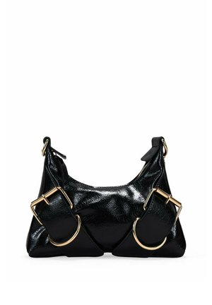 Bolso de mano de charol negro con forma redondeada, con dos hebillas de hardware en tono dorado en la parte frontal y cierre de cremallera en la parte superior.