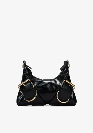 Bolso de mano de charol negro con forma redondeada, con dos hebillas de hardware en tono dorado en la parte frontal y cierre de cremallera en la parte superior.