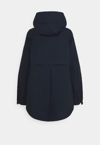 Marineblaue, wasserabweisende Jacke mit Kapuze, langen Ärmeln und Faltenrücken-Design, das eine glatte Textur und klare Linien aufweist.