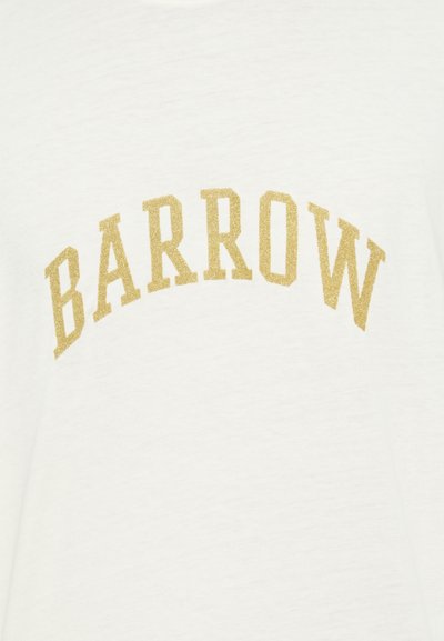 T-shirt bianca con la scritta "BARROW" in un testo audace e glitterato oro, arcuato sul petto. Il tessuto sembra morbido con una texture liscia.