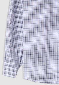 Camicia a maniche lunghe in cotone bianco con un motivo a quadretti blu e marroni. Presenta un polsino con bottone e una vestibilità leggermente sagomata.