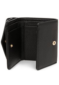Portefeuille en cuir noir avec une surface texturée, doté de plusieurs emplacements pour cartes et d'une fermeture à pression. Forme compacte et rectangulaire.