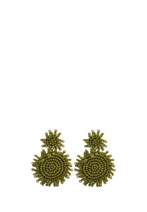 Okrągłe, oliwkowozielone kolczyki z koralików z mniejszymi skupiskami koralików na górze i większymi, okrągłymi zawieszkami z koralików poniżej, prezentowane na białym tle.