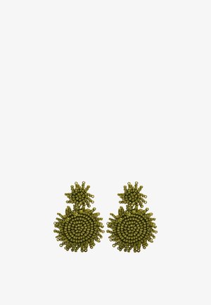 Okrągłe, oliwkowozielone kolczyki z koralików z mniejszymi skupiskami koralików na górze i większymi, okrągłymi zawieszkami z koralików poniżej, prezentowane na białym tle.