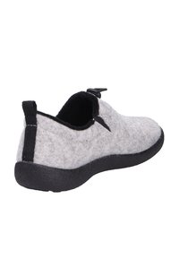 Scarpa grigia in feltro con suola in gomma nera, caratterizzata da una forma arrotondata e una fettuccia sul retro per indossarla facilmente.