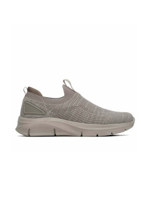 Zapatilla sin cordones de color gris claro con parte superior de punto, suela acolchada y lengüetas en la lengüeta y el talón para facilitar su uso.