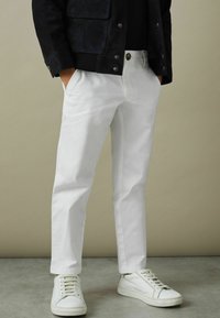Reiss REISS PITCH SLIM FIT CASUAL CHINOS - Chinos - white