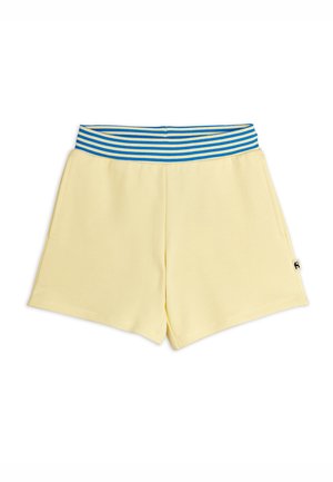 Jasnożółte szorty z niebiesko-białym paskowanym elastycznym pasem, bocznymi kieszeniami i małą czarną metką z logo po prawej stronie.