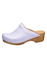 Zoccolo in pelle bianca con punta rotonda, tacco basso e base in legno. Presenta cuciture lungo il bordo e una superficie liscia.