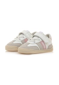 Zapatillas con una parte superior blanca y gris claro, textura de ante, acentos en rosa y correas de Velcro. Diseño de corte bajo con suela de goma.