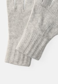 Luvas de malha cinzas com punhos canelados, apresentando uma superfície suave e texturada e aberturas para os dedos que permitem maior destreza.