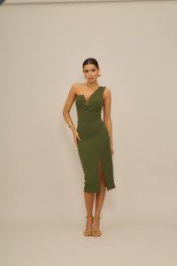 Φόρεμα χρώματος ελιάς, εφαρμοστό, με έναν ώμο, βαθύ V-λαιμόκοψη και σκίσιμο μπροστά. Λείο, ελαστικό ύφασμα, μήκος μέχρι τη μέση της γάμπας, σε συνδυασμό με χρυσές λεπτομέρειες.