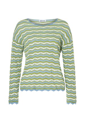 Langärmliger Strickpullover mit wellenförmigen grünen, blauen und weißen horizontalen Streifen sowie gewellten Kanten an Bündchen und Saum.