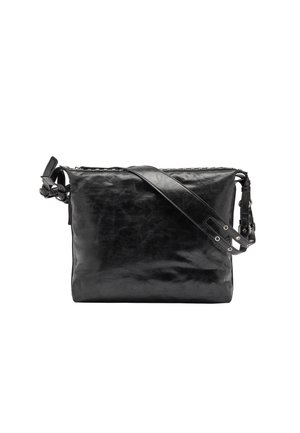 Czarna skórzana torebka crossbody o błyszczącej powierzchni, prostokątnym kształcie, z regulowanym paskiem i srebrnymi akcentami. Zamek błyskawiczny na górze.