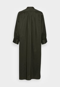 Robe longue, de couleur vert foncé, en tissu lisse. Présente un dos froncé, de longues manches bouffantes et un col. Design minimaliste.