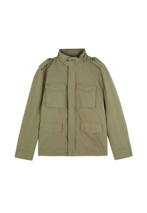 Veste militaire vert olive avec un col haut, épaulettes et quatre poches avant ; fabriquée en tissu léger au toucher lisse.