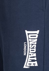 Lonsdale NORMALE PASSFORM FRINGFORD - Pantalon de survêtement - navy white