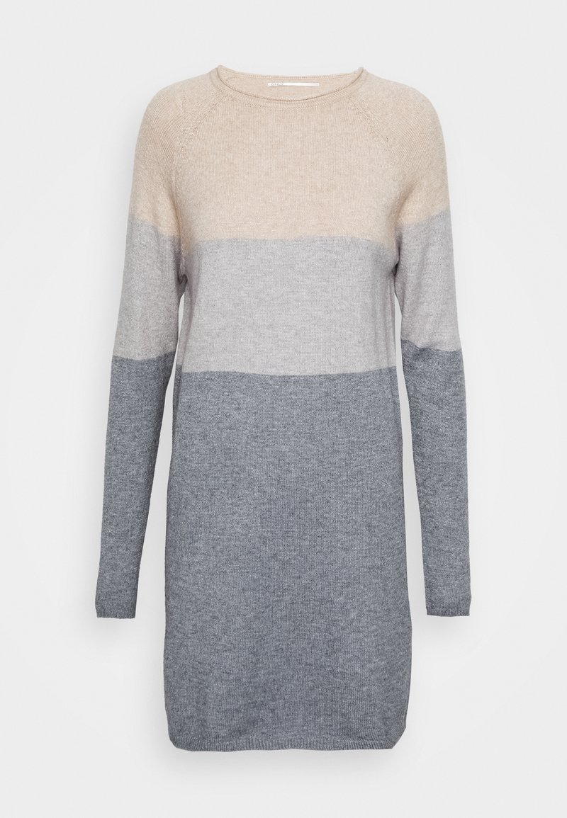 Robe-pull longue en maille avec col rond et manches longues, présentant des blocs de couleur horizontaux en beige, gris clair et gris foncé.