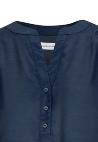 Blusa blu navy a maniche corte in tessuto liscio, con scollatura a V e tre bottoni anteriori. Etichetta visibile all'interno.