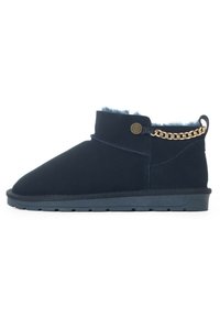 Botines azul marino de ante con interior suave, que presentan un detalle de cadena dorada y una suela de goma plana para mayor comodidad.