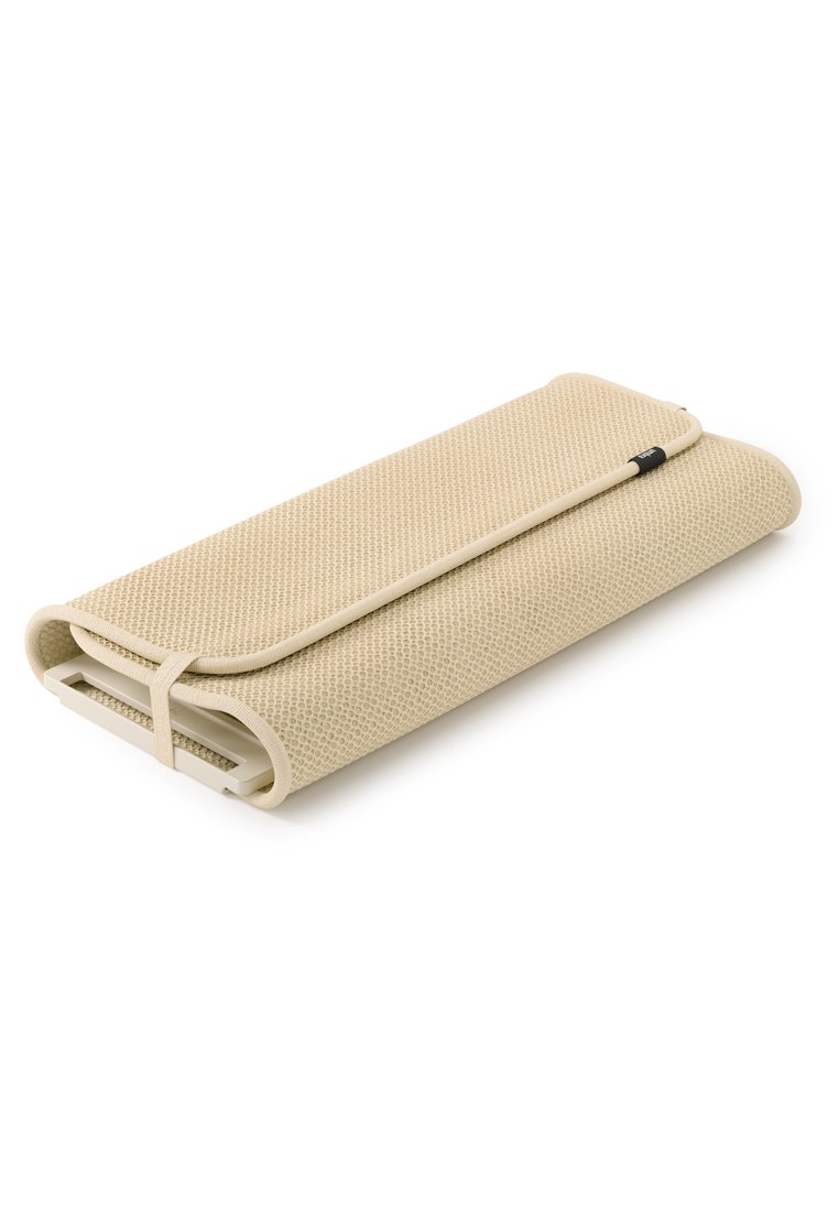 Beige Klappmatte mit strukturierter Oberfläche, an den Rändern umwickelt, mit einem sicheren Verschluss. Kompaktes Design für einfache Tragbarkeit.