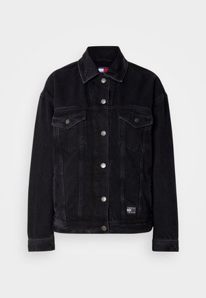 Veste en denim noir avec fermeture à boutons sur le devant, deux poches poitrine et une écusson logo en bas à droite. Comprend un col classique et des manches longues.