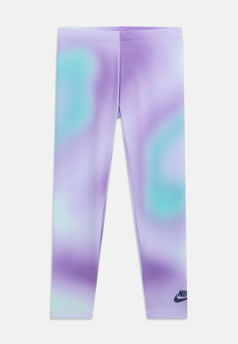 Fioletowo-turkusowe legginsy Nike z gradientem, z małym czarnym logo na dolnej lewej nogawce, ułożone na płasko na białym tle.