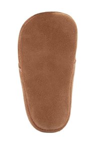 Bruna mockasiner i mocka med rund tå, slät yta och synliga sömmar längs kanten. Platt sula.