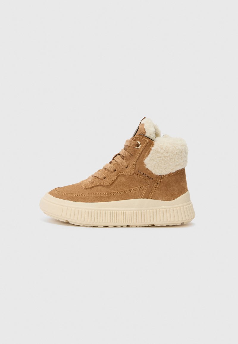 Zapatillas altas de ante marrón con un suave collar en crema, características impermeables y suela de goma texturizada en beige. Diseño con cordones.