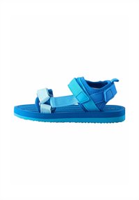 Sandal azul con múltiples tiras en diferentes tonos de azul, plantilla texturizada y cierres de velcro ajustables para un ajuste seguro.