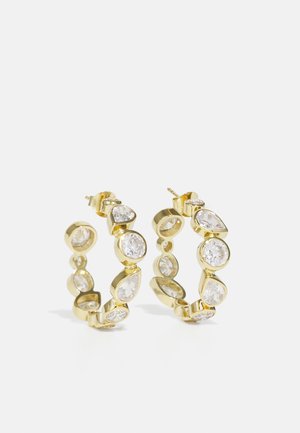 Cercei din aur în formă de cerc, ornamentați cu pietre prețioase clare, tăiate în forme de picătură și cerc, având un finisaj neted și detalii elaborate.