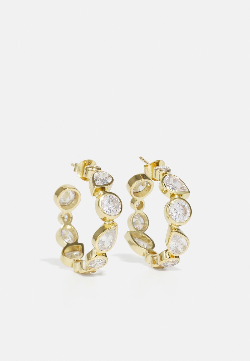 Χρυσά σκουλαρίκια κρίκοι με διάφανες, κομμένες πολύτιμες πέτρες σε σχήμα σταγόνας και κύκλου, που παρουσιάζουν λείο φινίρισμα και περίπλοκες λεπτομέρειες.