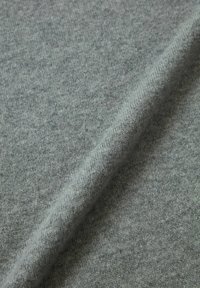 Nahaufnahme eines grauen Gewebes mit einer weichen Textur und einem subtilen melierten Muster, das eine glatte, leicht reflektierende Oberfläche zeigt.