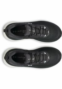 Scarpe da ginnastica nere con parte superiore in rete, caratterizzate da un design testurizzato e dettagli grigi. La suola è bianca, offrendo un contrasto.