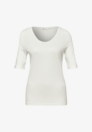 Biała damska koszula z krótkim rękawem, dekoltem typu łódka i podwiniętymi mankietami, prezentowana na jednolitym białym tle.