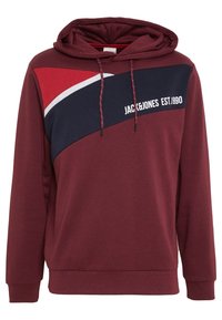 Sudadera en color burdeos con un diseño de bloques de color en diagonal en rojo, navy y gris. Cuenta con capucha con cordón y texto de logo en blanco. Textura suave.