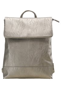 Suuri metallisen hopeanvärinen nahka-reppu, jossa on päällikahva ja taitettava läppä, esitelty valkoista taustaa vasten.