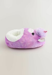 Chausson en peluche violet en forme de licorne, avec un intérieur blanc, des yeux noirs, une corne rose et un accent en pompon violet. Texture douce.