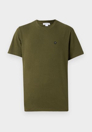 Olivově zelené bavlněné tričko s kulatým výstřihem a krátkým rukávem. Obsahuje malou černou emblemu na levé části hrudi. Hladká textura.
