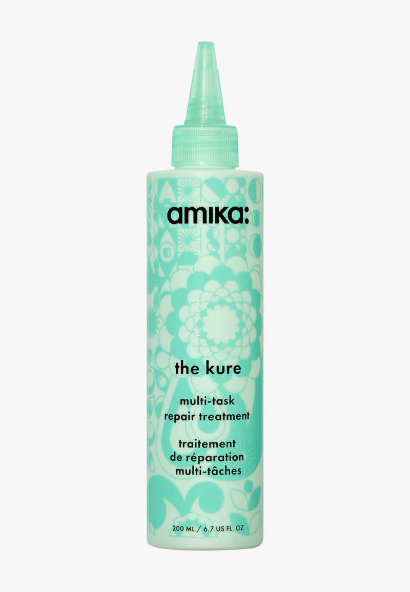 Bouteille bleu sarcelle claire à embout étroit, ornée de motifs floraux et géométriques complexes, étiquetée "amika : the kure multi-task repair treatment."