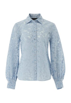 Hellblaues Hemd mit Knopfleiste aus transparentem Stoff, floralem Spitzenbesatz, langen Ärmeln und einem spitzen Kragen; mit Knopfverschluss.