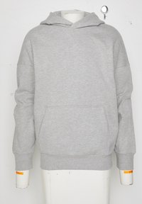 Grauer Kapuzenpullover mit einer Fronttasche, langen Ärmeln und Kapuze mit Kordelzug. Hergestellt aus weichem Stoff mit gerippten Bündchen und Saum.