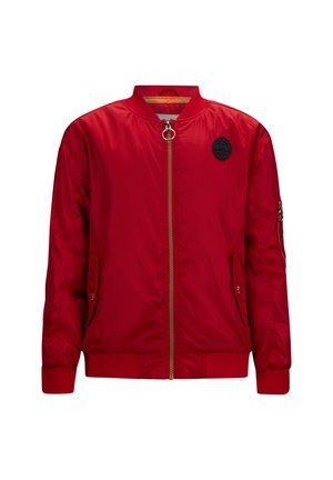 Rode bomberjack gemaakt van een gladde, glanzende stof. Heeft een gouden rits, ribbelmanchetten en -zoom, met een ronde zwarte logo op de borst.