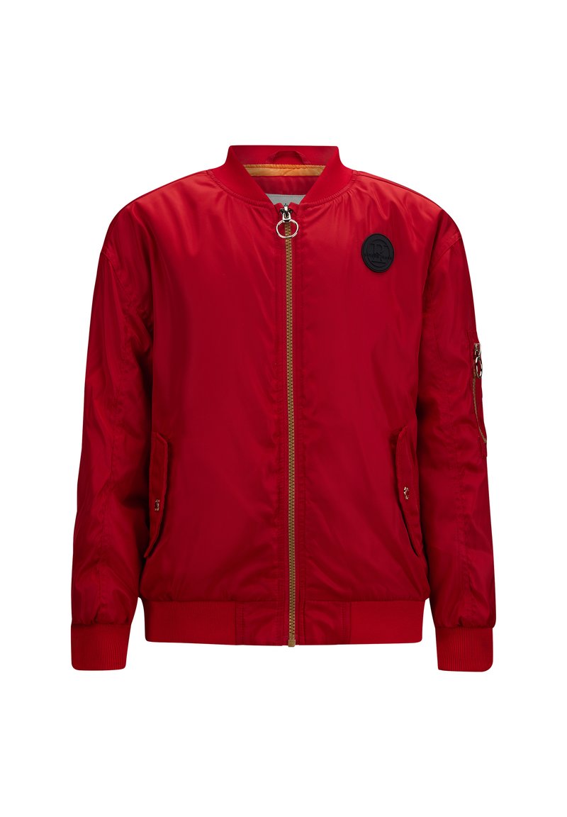 Rote Bomberjacke aus glattem, glänzendem Material. Verfügt über einen goldenen Reißverschluss, gerippte Bündchen und Saum sowie ein rundes schwarzes Logo auf der Brust.