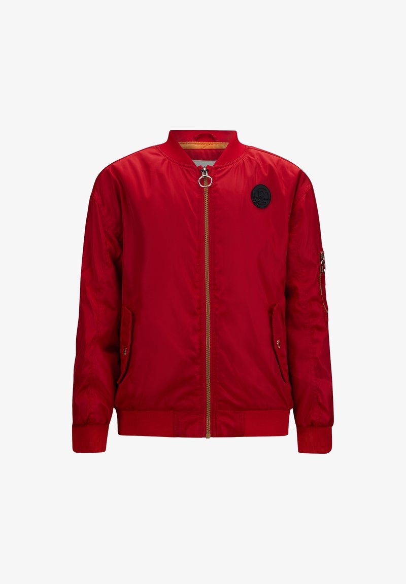 Rode bomberjack gemaakt van een gladde, glanzende stof. Heeft een gouden rits, ribbelmanchetten en -zoom, met een ronde zwarte logo op de borst.