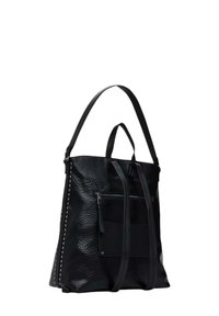 Borsa a tote in pelle nera con finitura testurizzata, due manici lunghi, tasca frontale con zip e dettagli in metallo argentato lungo un lato.