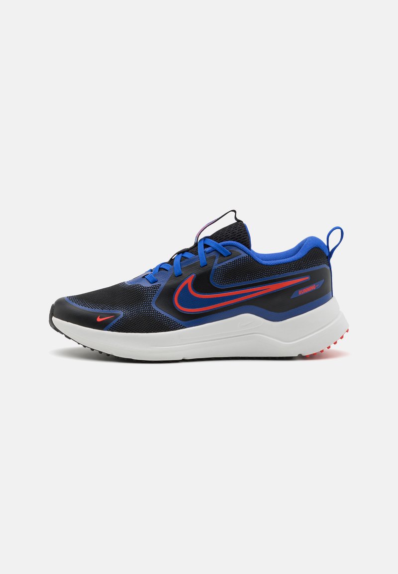 Nike løpesko med svart mesh-overdel, blå detaljer, rød logo, hvit mellomsåle og teksturert gummisåle for grep.