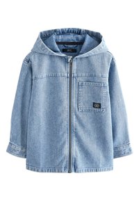 Veste en denim bleu clair avec capuche, fermeture éclair à l'avant et une poche poitrine. Elle présente une coupe décontractée et des détails de coutures visibles.