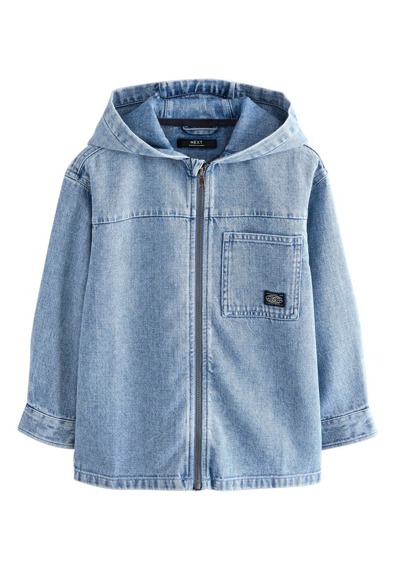 Veste en denim bleu clair avec capuche, fermeture éclair à l'avant et une poche poitrine. Elle présente une coupe décontractée et des détails de coutures visibles.